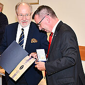 Doppelt geehrt: Dekan Professor Zbigniew Witkowski (Nikolaus-Kopernikus-Universität Toruń) überreicht Helmut Flachenecker die Medaille für die Verdienste für die Fakultät für Rechts- und Verwaltungswissenschaften. 
