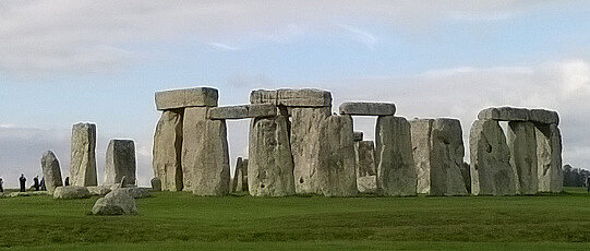 Hier wäre ein Bild von Stonehenge, dem großen Steinkreis in Südengland.