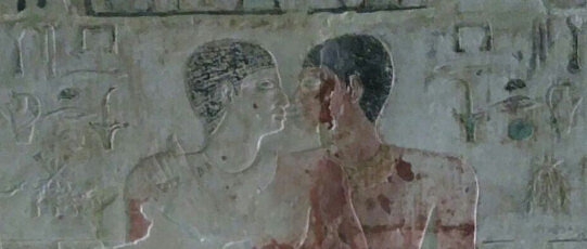 Hier wäre ein ägyptisches Wandrelief von zwei Brüdern, die Arm umeinander gelegt haben, zu sehen.