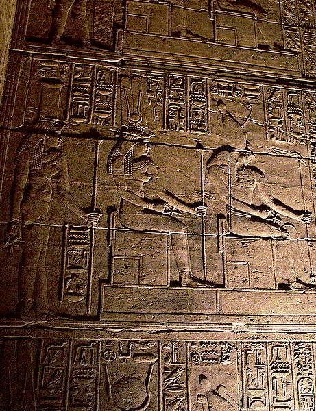 Ritualszene mit Horus, Hathor und Nephthys im Isis-Tempel von Philae.