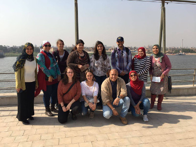 Hier wäre ein Gruppenbild deutscher und ägyptischer Studierenden am Museum "Farouk's Corner" in Kairo zu sehen.