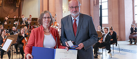 Professor Michael Erler wurde mit der Julius-Maximilians-Verdienstmedaille ausgezeichnet. Die Laudatio hielt Vizepräsidentin Doris Fischer.