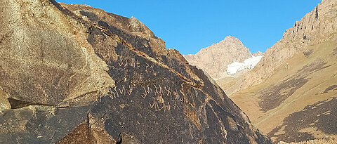 Schriftzeichen auf einem Felsen in der Almosi-Schlucht in Tadschikistan.