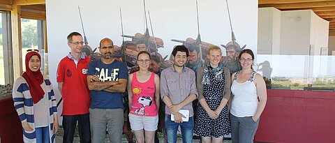 Hier wäre ein Bild zu sehen, das die Gruppe der Studierenden zusammen mit Herrn Flügel von der Landesstelle für die nichtstaatlichen Museen Bayern im Museum zeigt.