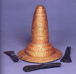 Abb.1 Der Goldhut von Schifferstadt mit den bronzenen Absatzbeilen (Quelle: L. Sperber, Die Vorgeschichte, Hist. Museum der Pfalz Speyer, 1995)