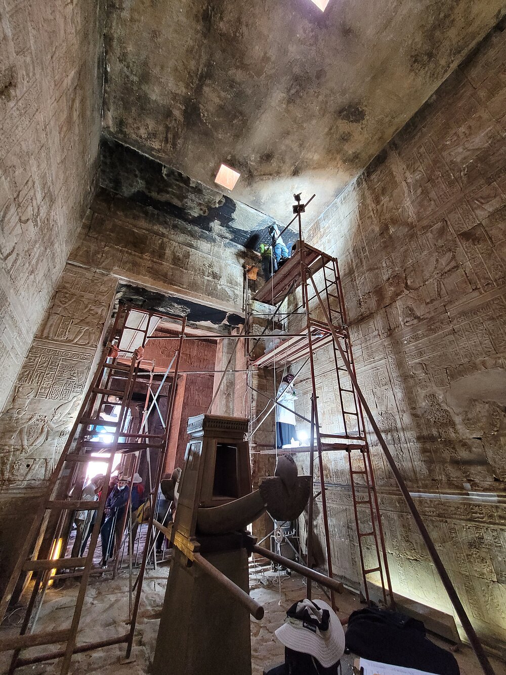 Arbeiten im Sanktuar des Horus-Tempels von Edfu.