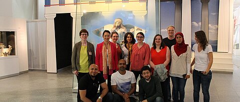 Hier wäre ein Gruppenbild der Studierenden zusammen mit Mitarbeiter*innen des Museums zu sehen.