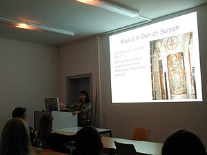 Dr. Mary Kupelian während ihres Vortrags zu Koptischer Kunst.