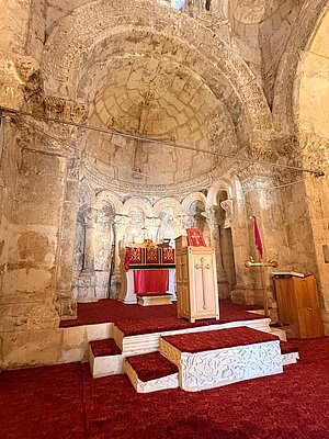 Abgebildet ist der Altarraum einer frühchristlichen Kirche.
