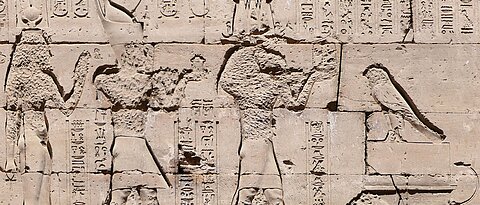 Thot, Ptolemaios IX. Philometor Soter und Kleopatra IV. vollziehen den „Schutz des Hauses“ für den Falken (Horus-Tempel von Edfu, Ägypten; 1. Jahrhundert v. Chr.)