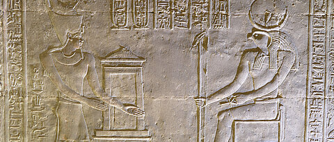 Der König weiht Chons von Edfu das Heiligtum.