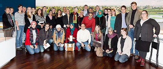 Hier wäre ein Gruppenbild zu sehen, dass die ägyptische Delegation zusammen mit den deutschen Projektteilnehmern im Reiss-Engelhorn-Museum in Mannheim zeigt.