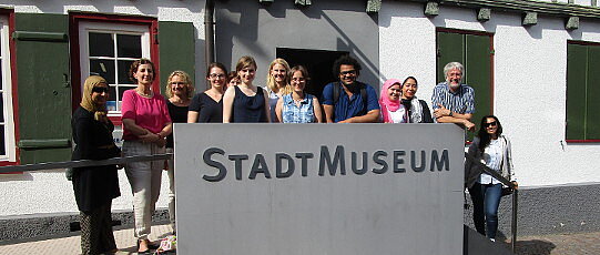 Hier wäre die Exkursionsgruppe zusammen mit der Museumsleiterin Ursula Teutrine vor dem Stadtmuseum Fellbach zu sehen.