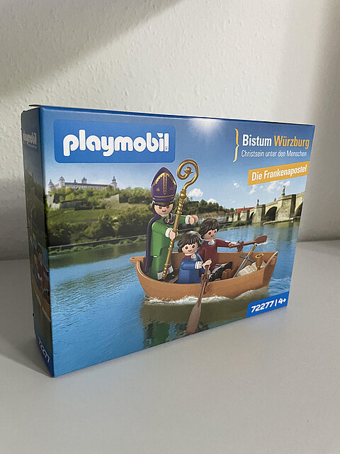 The guests of honor received Playmobil models of the three Irish "Apostles of Franconia"—Kilian, Kolonat, and Totnan—as gifts. Photo: Ina Bergmann