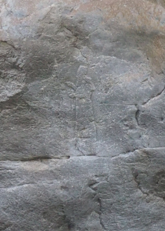 Felsrelief. Abgebildet ist ein neuassyrischer König im Profil mit erhobenen Händen. Er blickt in Richtung der neben dem Relief angebrachten Inschrift, die allerdings stark abgerieben ist.