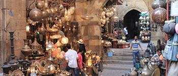 Hier wären Lamperverkäufer auf den Basar Chan-el-Chalili zu sehen.