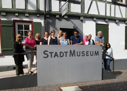 Hier wäre ein Gruppenbild zusammen mit der Museumsleiterin Ursula Teutrine zu sehen.